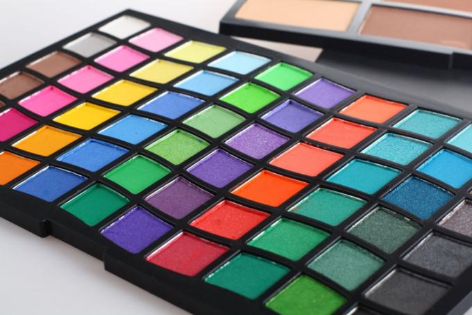 Tutti nei colori di un di trucco corredo di viaggio 72, tavolozza minerale di trucco del fronte pieno