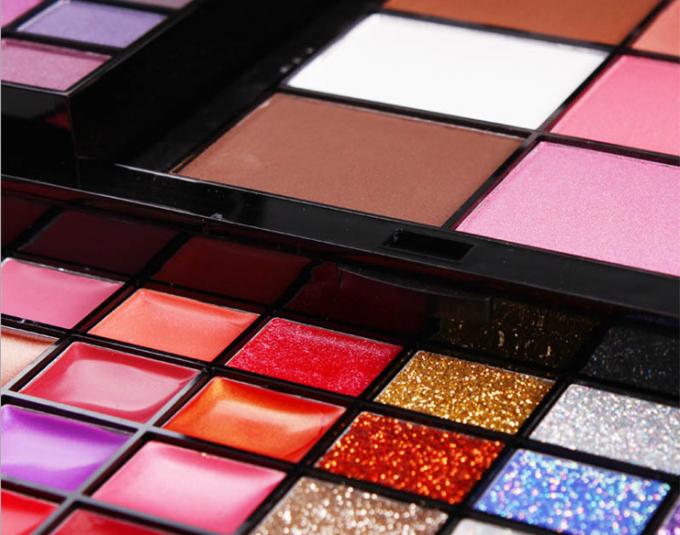 Luccichio e metallina tutto in una tavolozza di trucco per nozze/vita quotidiana